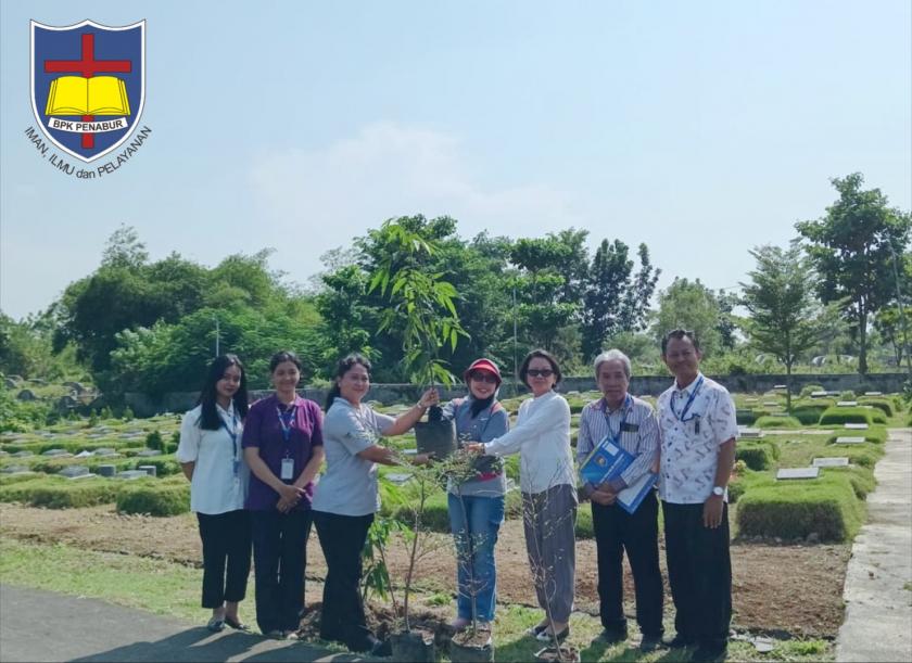Serah Terima Pembelian Pohon Hasil Tabungan Anak (2024/2025)