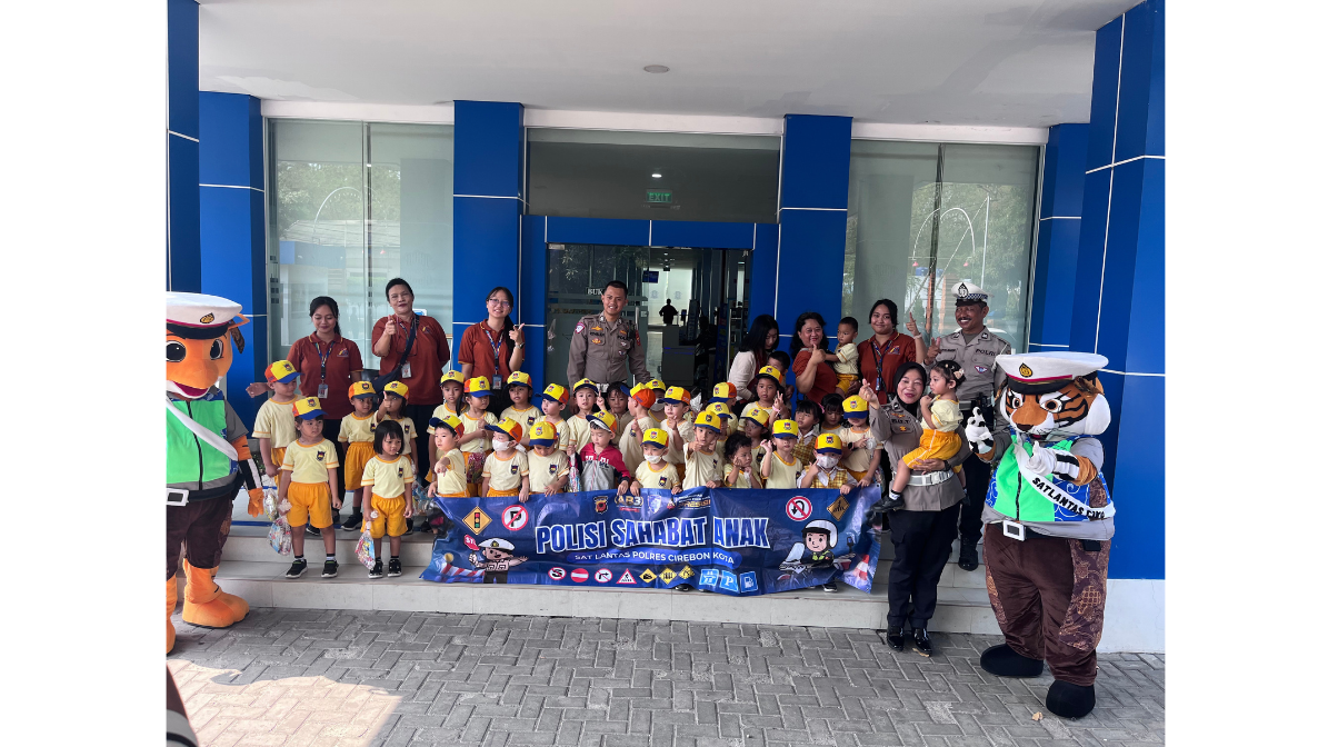 BELAJAR TERTIB BERLALU LINTAS SEJAK DINI, ANAK-ANAK TKK PENABUR CIREBON MENGIKUTI OUTING CLASS KE SAT LANTAS POLRES CIREBON KOTA